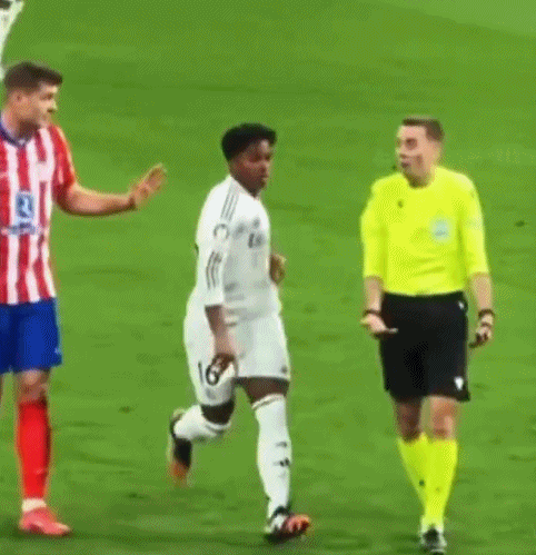 对抗缘由来了!恩德里克一登场就抱防小蜘蛛,被?️扔翻在地