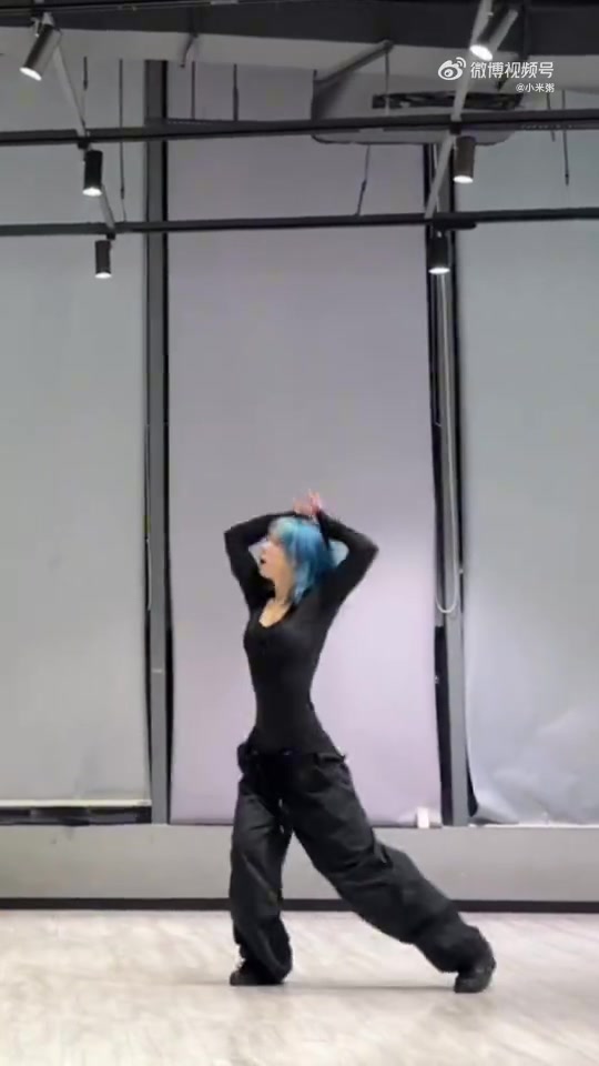 可以当颜值主播了！小米粥晒自己热舞视频：蓝发妹妹！
