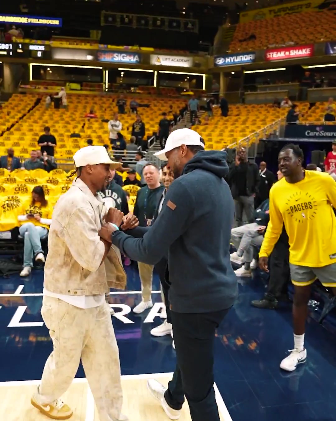 未竟事业让后辈来吧!格兰杰和乔治-希尔拥抱寒暄