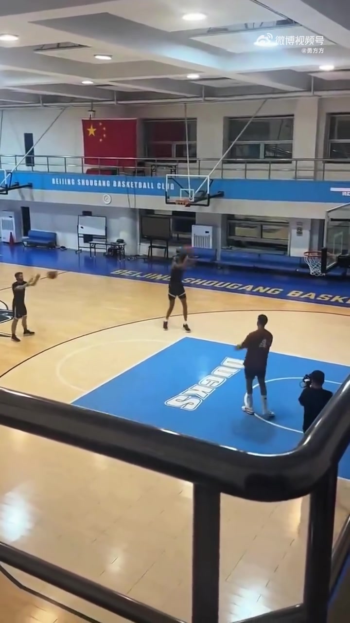 不忘训练！文班亚马今晚现身北京男篮训练馆练习投篮